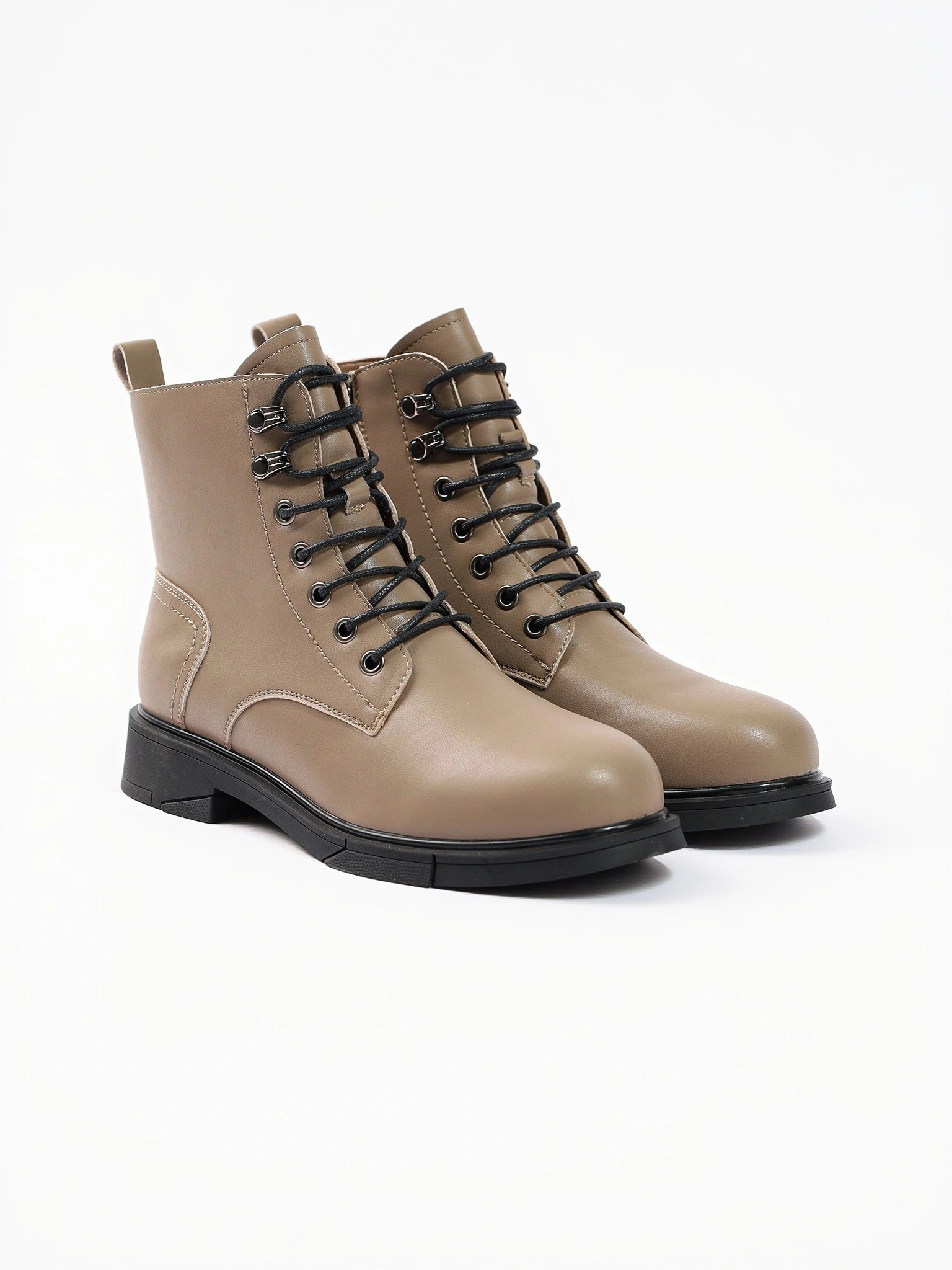 Ботинки-дерби бежевого цвета из натуральной кожи